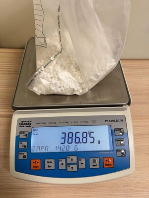 Woreczek z kokainą na wadze elektronicznej.