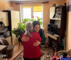 Policjantka tuli starszą kobietę.