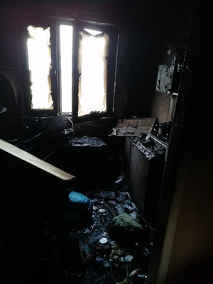 Wnętrze spalonego mieszkania.