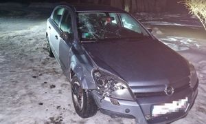Samochód marki opel z uszkodzoną prawą lampą i nadkolem.