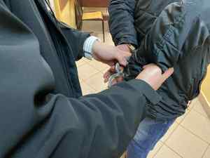 Zatrzymany w kajdankach.