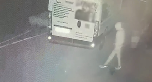 pieniądze rozłożone na ziemi. włamywacz na monitoringu.