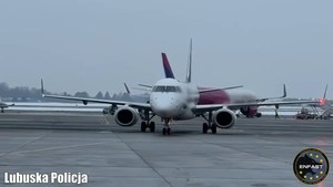 samolot na lotnisku.