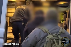 policjanci prowadzą poszukiwanego.