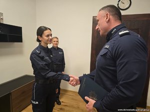 Komendant Wojewódzki Policji we Wrocławiu nadinsp. Paweł Półtorzycki gratuluje sierż. Martynie Woroniec, której towarzyszy szefowa legnickich policjantów inspektor Anna Farmas - Czerwińska.