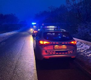 Radiowóz i ambulans na drodze.