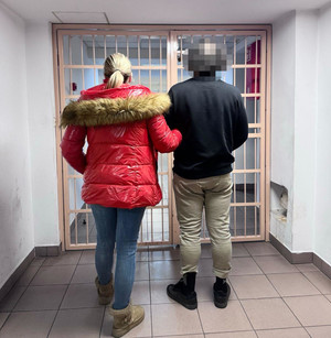 Policjantka z zatrzymanym mężczyzną.