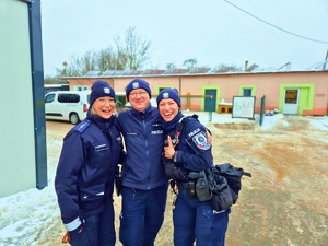 Policjanci w schronisku.