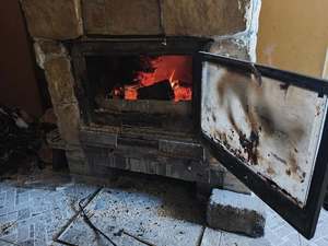 Palące się drewno w kominku.