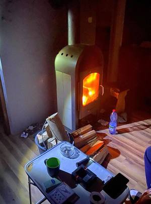 Palące się drewno w kominku.