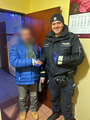 Policjant z uratowanym mężczyzną.