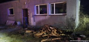 dom, z którego policjanci ewakuowali mężczyznę.