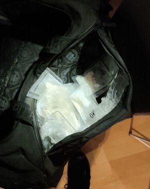 Zabezpieczone narkotyki w woreczkach.