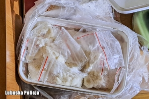 Zabezpieczone narkotyki w woreczkach.