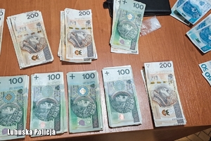 Zabezpieczone banknoty ułożone na stole.