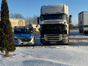radiowóz zaparkowany przy ciężarówce.