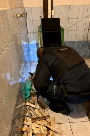 Policjant rozpala w piecu.