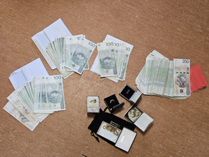 Leżące na ziemi pieniądze i biżuteria.