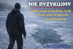 Mężczyzna nad zamarzniętym zbiornikiem, gdzie na środku jest załamany lód.