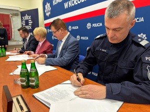 Podpisywanie dokumentów.