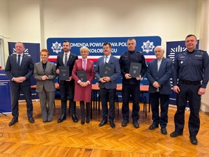 Zdjęcie zbiorowe policjantów i urzędników.