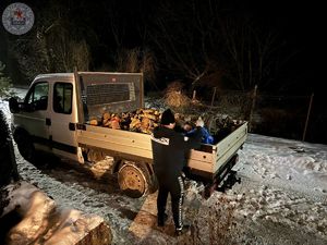 dostawczy samochód z drewnem opałowym.