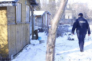 Policjanci pomagają bezdomnym kontrolują pustostany.