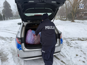 Policjanci pomagają bezdomnym kontrolują pustostany.