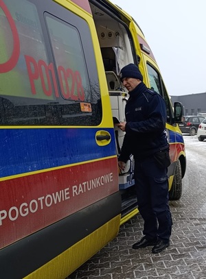 Policjanci pomagają bezdomnym kontrolują pustostany.