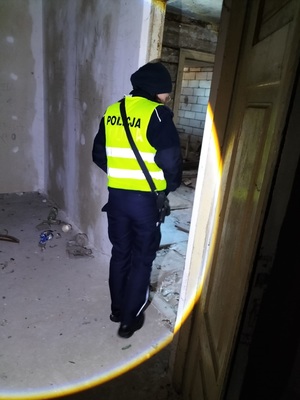 Policjanci pomagają bezdomnym kontrolują pustostany.