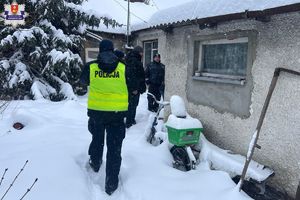 Policjanci pomagają bezdomnym kontrolują pustostany.