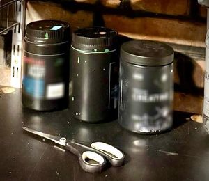 Pojemniki z zabezpieczonymi środkami.