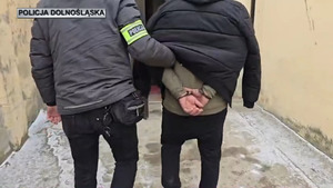 Policjant prowadzi złodzieja.