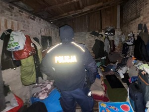 Policjanci pomagają starszemu mężczyźnie.