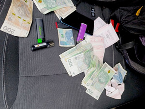 Pieniądze leża na fotelu w samochodzie.