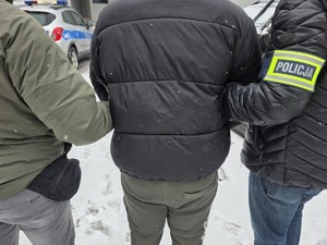 Policja prowadzi zatrzymanego.