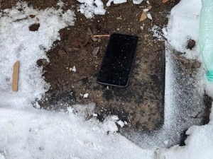 Telefon leży na ziemi.