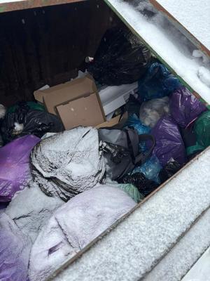 Porzucone rzeczy leżą w śmieciach.