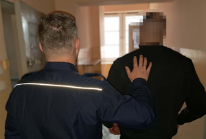 Policjant z zatrzymanym.