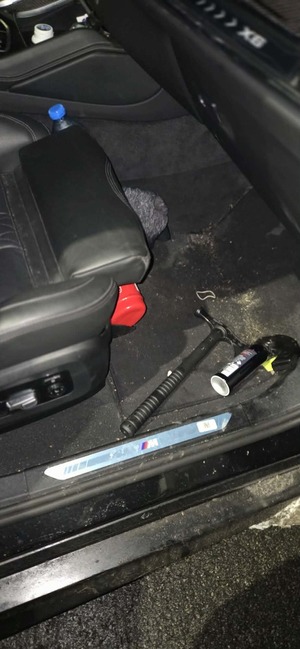 Młotek i gaz w samochodzie.