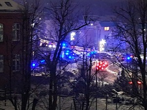 Miejsce zdarzenia widoczne z oddali i policyjne radiowozy.