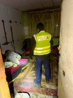 Policjant w pomieszczeniu gdzie przebywał bezdomny.
