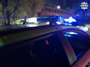 Zdjęcie radiowozu policyjnego z włączonymi sygnałami.