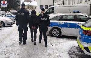 zima. policjanci prowadzą zatrzymaną.