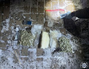 Zabezpieczone środki w woreczkach i telefon komórkowy.