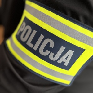 Napis Policja na opasce.