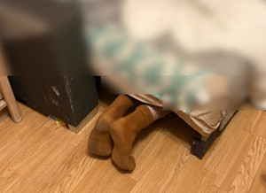 Stopy wystające spod łóżka.