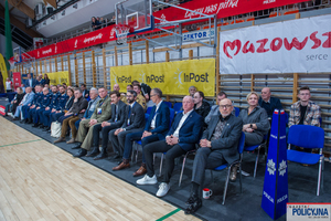 rozgrywki piłkarskie. Widzowie. Reprezentacji biegają na boisku.