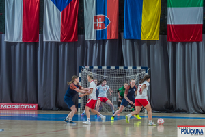 Piłkarki grają w piłkę.