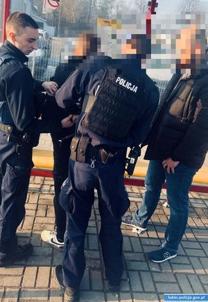 Zatrzymanie mężczyzny na przystanku.